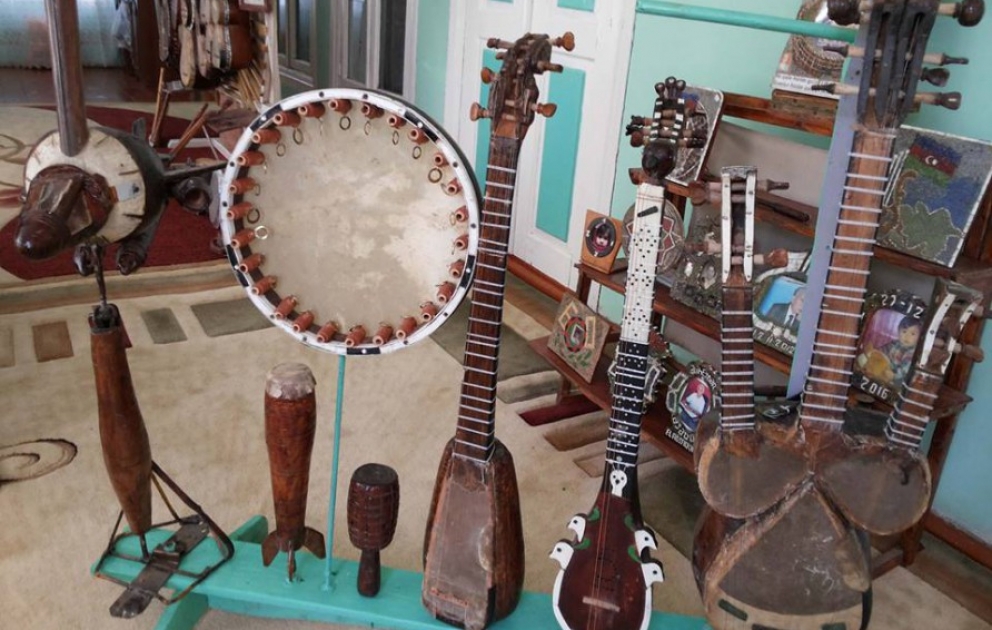 Cəlilabad sakini silah-sursat formasında musiqi alətləri hazırlayır