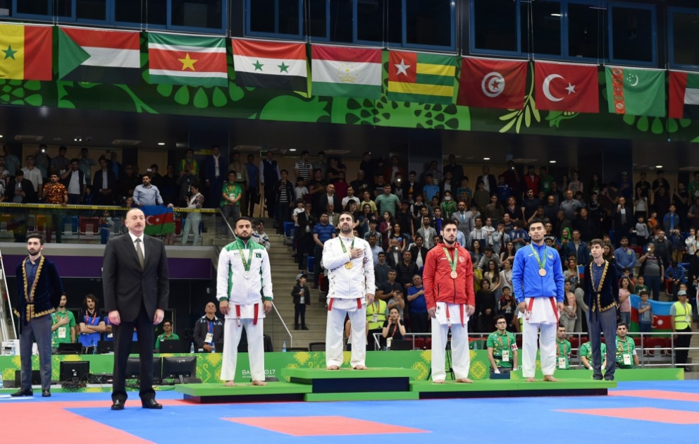 “Bakı-2017”də Azərbaycan karateçiləri iki qızıl, bir gümüş və iki bürünc medal qazanıblar Azərbaycan Prezidenti İlham Əliyev qaliblərə medalları təqdim edib