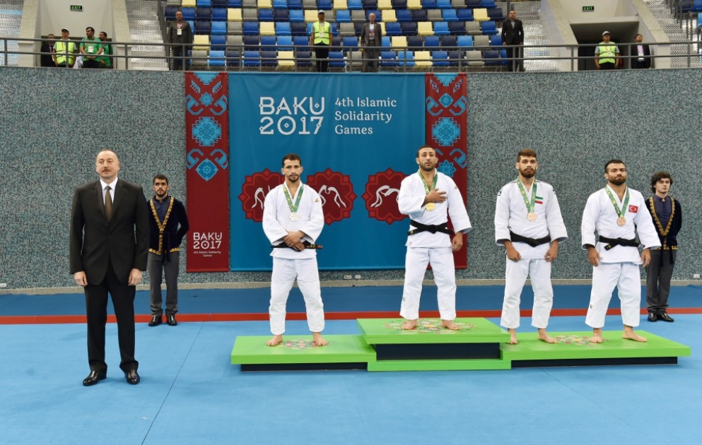 Bakou 2017 : l’équipe d’Azerbaïdjan de judo décroche 13 médailles en un jour 
Les gagnants reçoivent leurs médailles des mains du président azerbaïdjanais