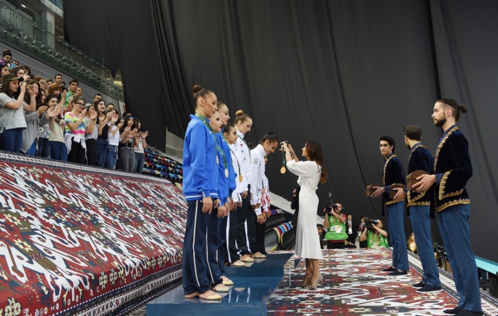 Aserbaidschanische Mannschaft in rhythmischer Gymnastik gewinnt Islamiada 
Erste Vizepräsidentin Mehriban Aliyeva überreicht Gewinnerinnen Medaillen