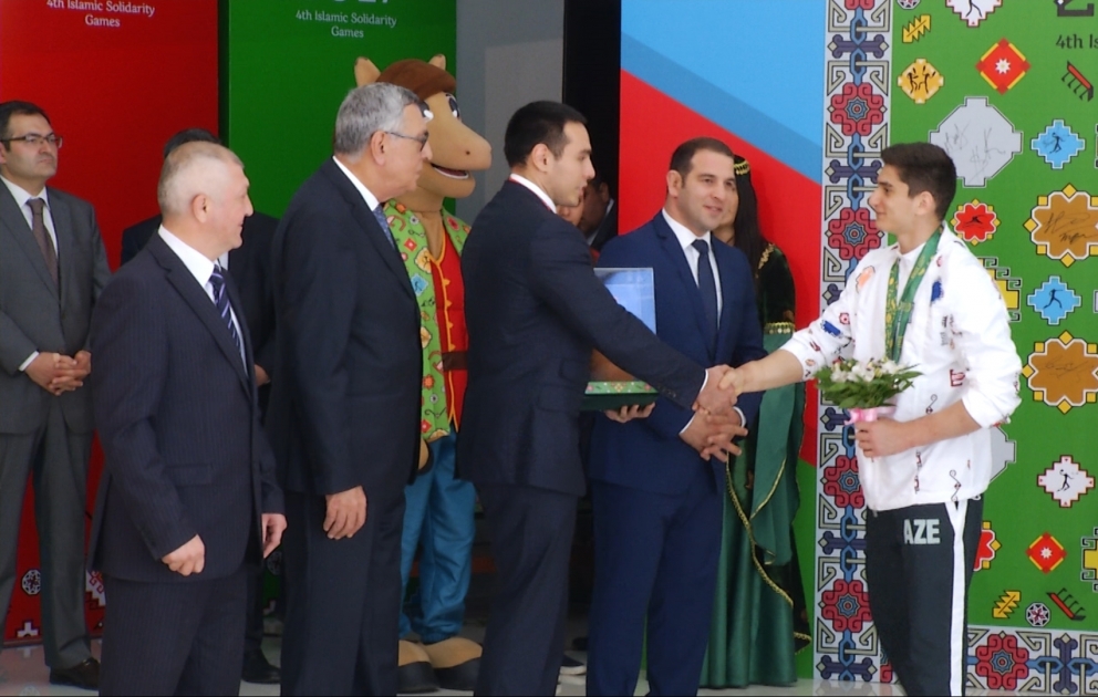 IV İslam Həmrəyliyi Oyunlarının VIII yarış günündə medal qazanan idmançılarla görüş keçirilib