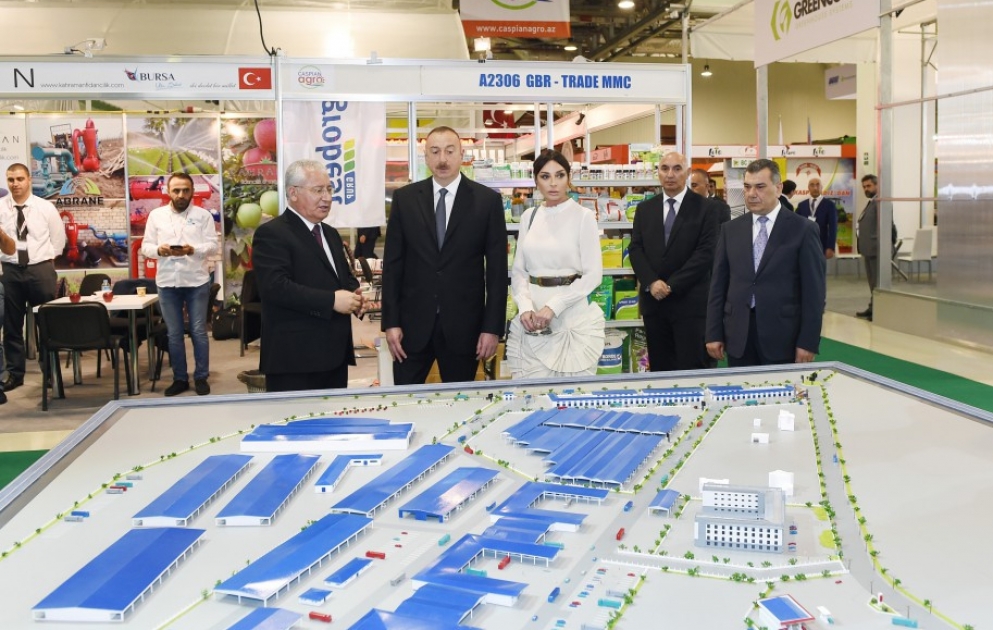 Le président de la République visite les salons internationaux de l’agroalimentaire et de l’agriculture