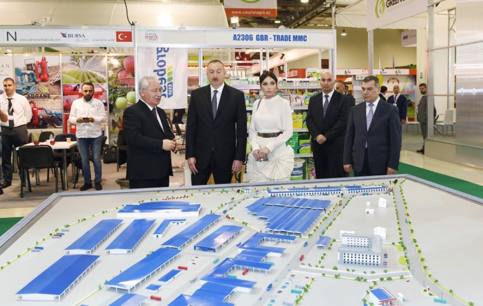 Präsident Ilham Aliyev besucht Ausstellungen “Worldfood Azerbaijan 2017“ und “CaspianAgro2017“