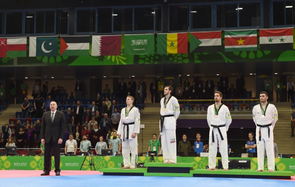 Radik Issayev offre la 50ème médaille d’or à l’Azerbaïdjan à Bakou 2017 
Le champion reçoit sa médaille des mains du président de la République
