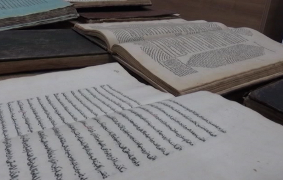 Biləsuvarda evin divarlarına hörülmüş qədim kitablar tapılıb