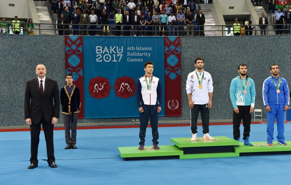 Aserbaidschanische Ringer-Nationalmannschaft ist Champion der Wettbewerbe im griechisch-römischen Stil   
Präsident Ilham Aliyev verfolgt Finale
