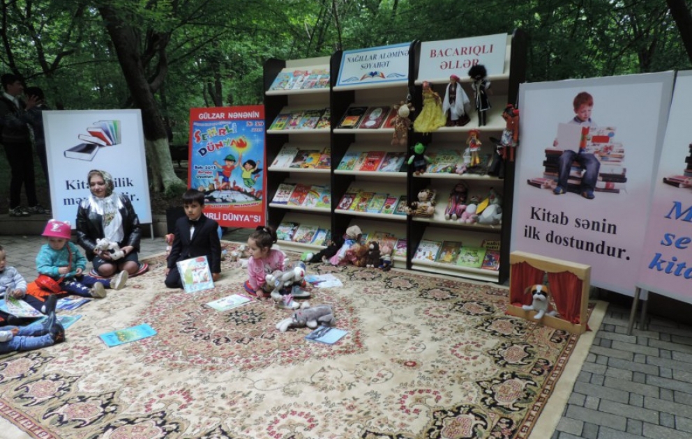 Kitab bayramında oxuculara 500-dən çox kitab hədiyyə verilib