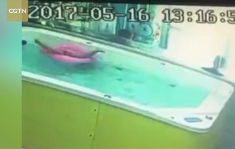 Uşaq 72 saniyə suda başı aşağı qaldı, son anda xilas oldu