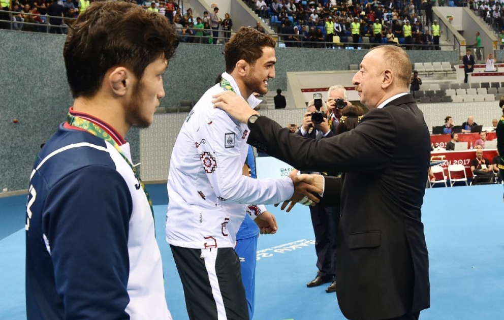 “Bakı-2017”nin sərbəst güləş yarışlarının ikinci günündə Azərbaycan idmançıları iki qızıl medal qazanıblar 
Çempion pəhləvanlarımıza medalları Prezident İlham Əliyev və birinci xanım Mehriban Əliyeva təqdim ediblər