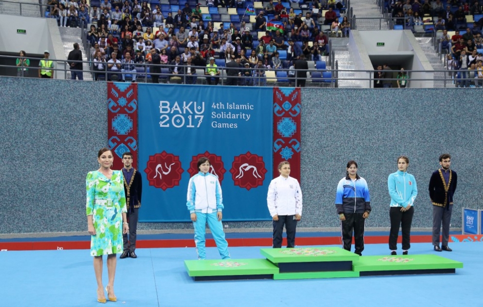 L’équipe d’Azerbaïdjan de lutte féminine remporte huit médailles à Bakou 2017 
Les championnes reçoivent leur médaille des mains de Mme Mehriban Aliyeva
