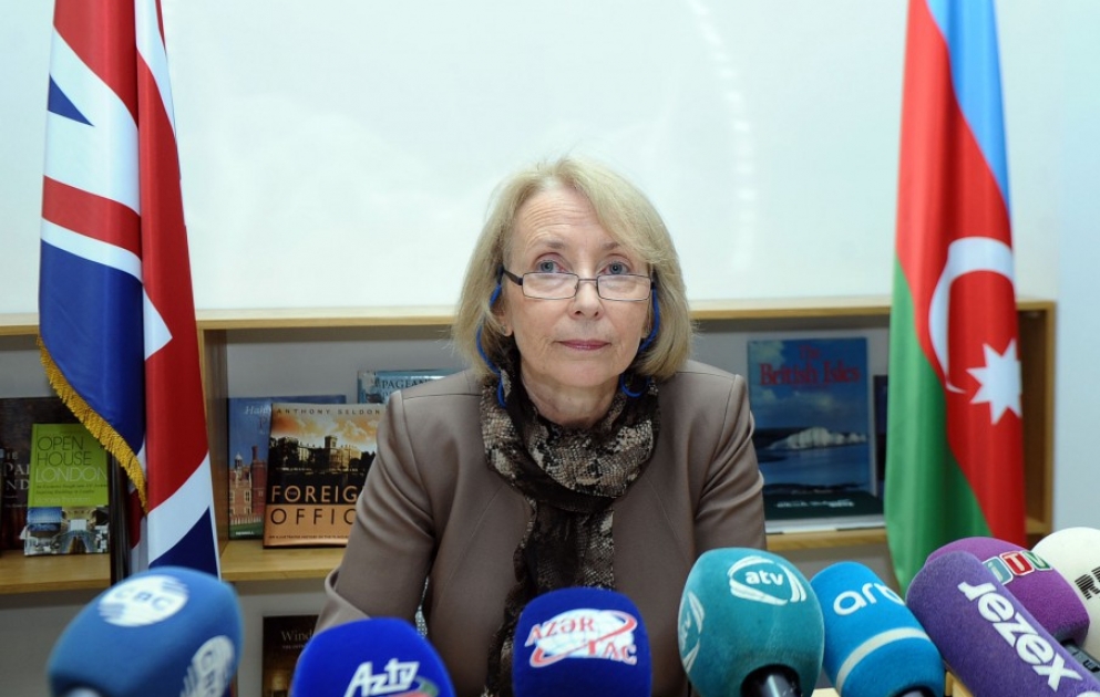 В посольстве Великобритании в Азербайджане открылась книга соболезнований