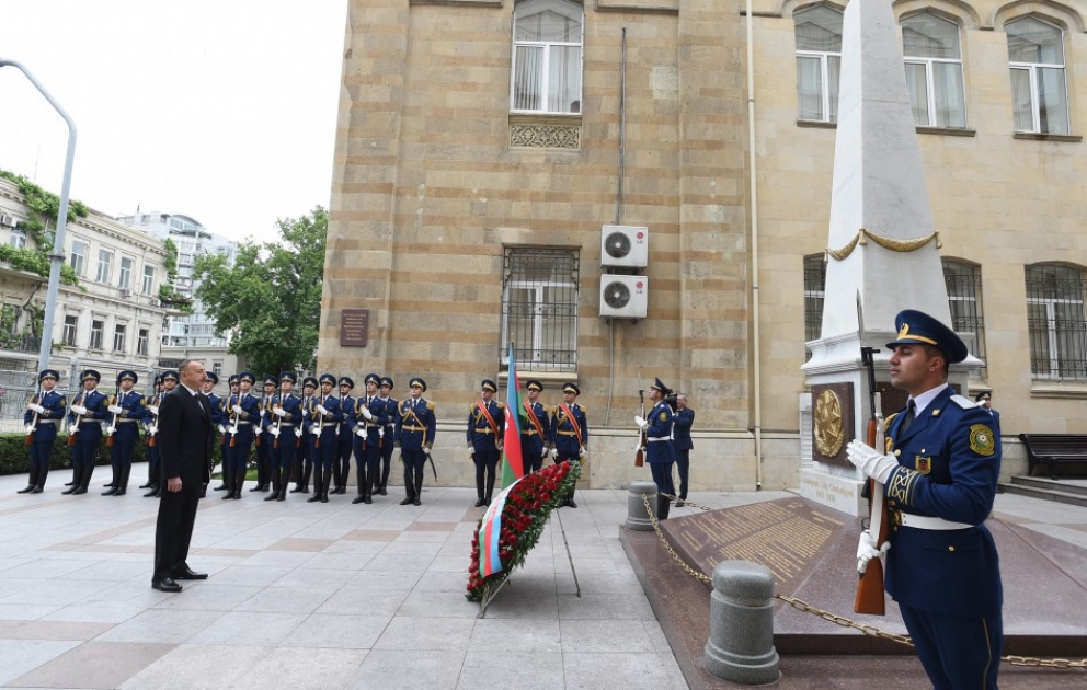 Präsident Ilham Aliyev besucht das zu Ehren der Aserbaidschanischen Demokratischen Volksrepublik errichtete Denkmal