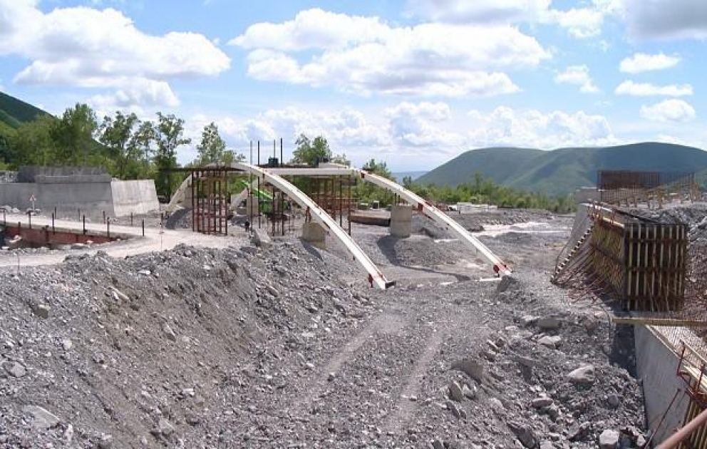 Kiş çayı üzərində yeni körpünün inşası davam edir