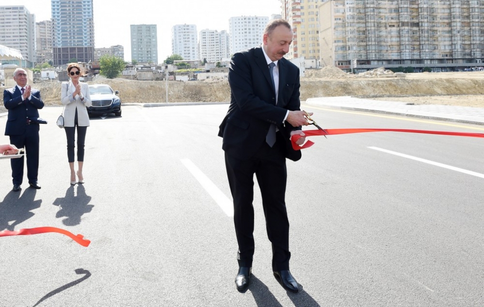 Prezident İlham Əliyev Bakının Yasamal rayonunda yeni tikilən yolların açılışında iştirak edib