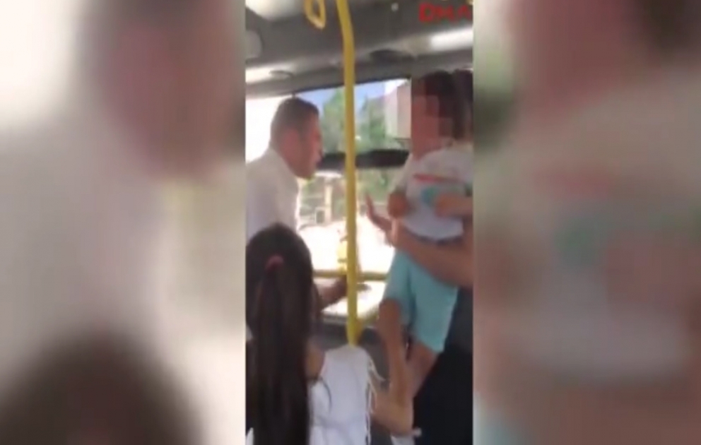 Avtobus sürücüsü qucağı körpəli xanımla dava etdi –İstanbulda