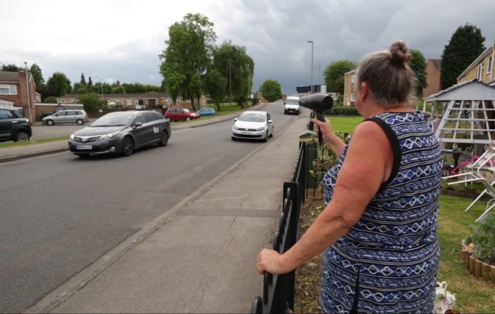 Fendən radar kimi istifadə edir - Yolda sürəti azaltmaq üçün