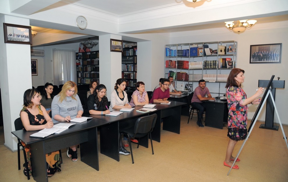 AZERTAC employees strengthen their foreign language skills