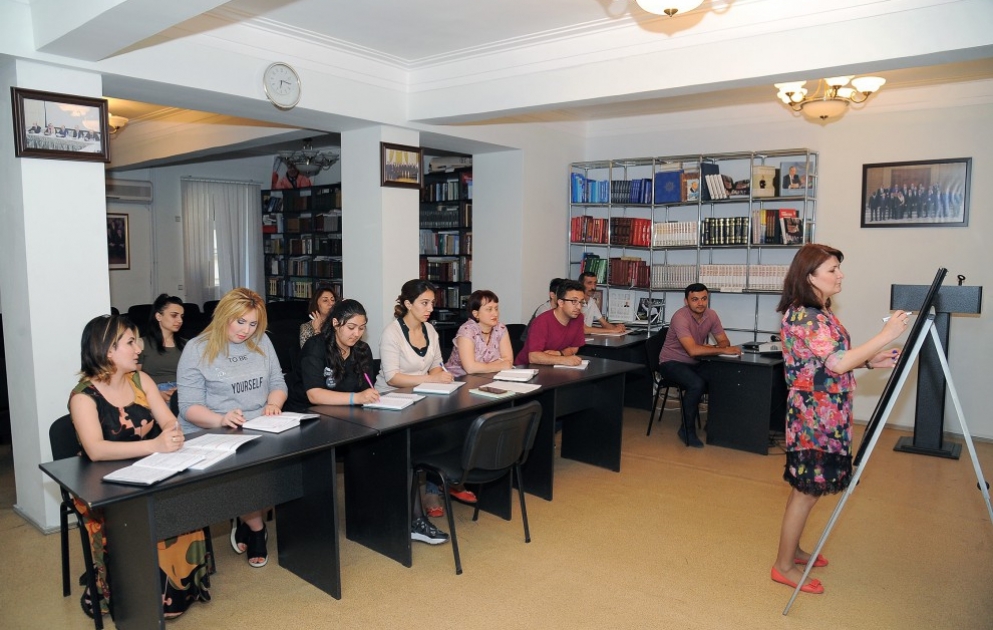 Les collaborateurs de l’AZERTAC améliorent leurs compétences en langues étrangères