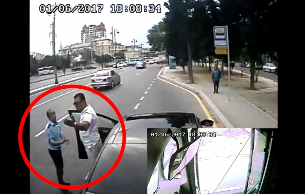Автомобиль перегородил дорогу автобусу BakuBus