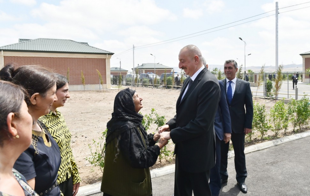 Azərbaycan Prezidenti İlham Əliyev yenidən qurulan Cocuq Mərcanlı kəndində görülən işlərlə tanış olub