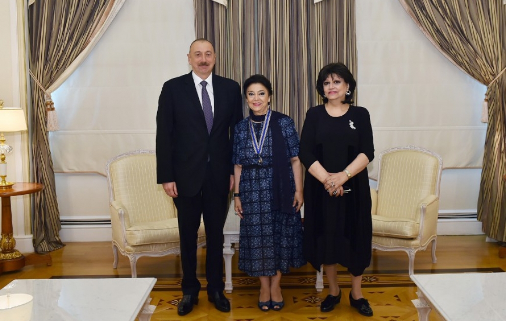 Prezident İlham Əliyev görkəmli opera müğənniləri Fidan və Xuraman Qasımovaları qəbul edib  
Dövlətimizin başçısı Fidan Qasımovaya “İstiqlal” ordeni təqdim edib