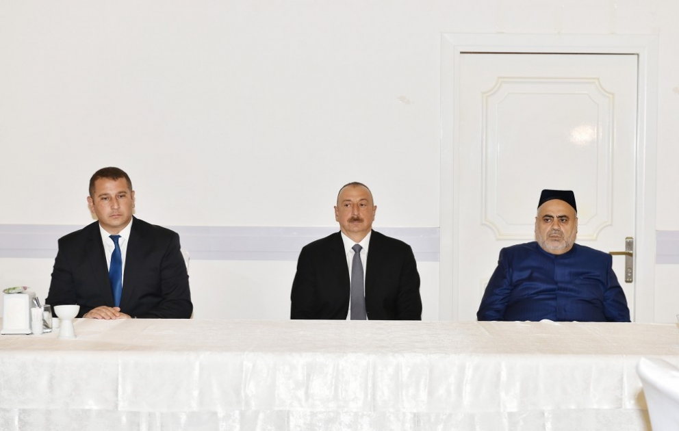 Staatspräsident Ilham Aliyev nimmt an Zeremonie zum 40. Tag der verstorbenen Akademikerin Rafiga Aliyeva teil
