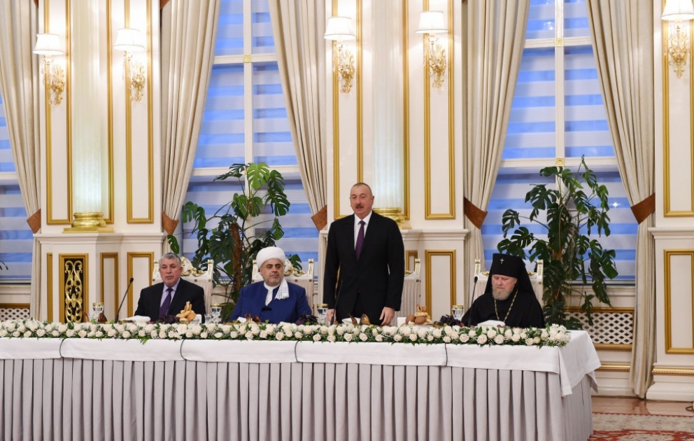 Aserbaidschans Präsident Ilham Aliyev nimmt an einer Iftar-Zeremonie teil