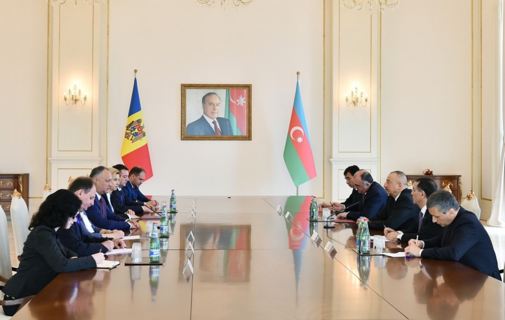 Les présidents Ilham Aliyev et Igor Dodon ont eu un entretien élargi aux délégations