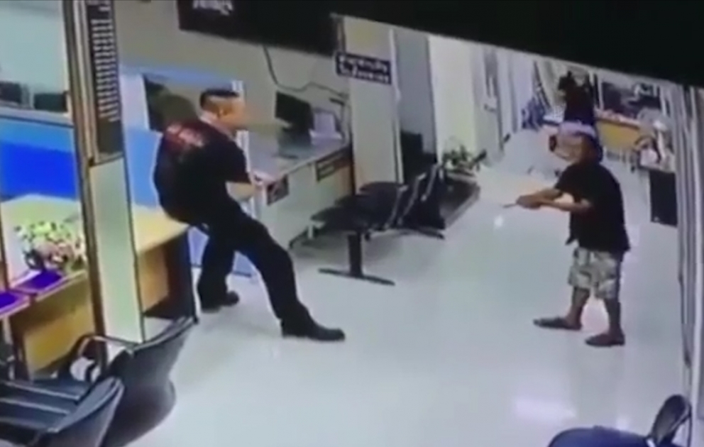Polis əli bıçaqlı adamı qucaqlayıb sakitləşdirdi