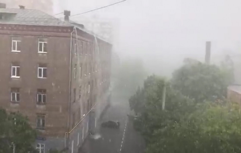Гроза в Москве сопровождается крупным градом