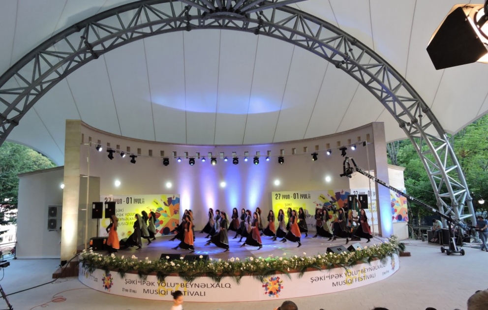 Gürcüstanın uşaq rəqs kollektivinin çıxışı “İpək Yolu” festivalında böyük maraqla qarşılanıb
