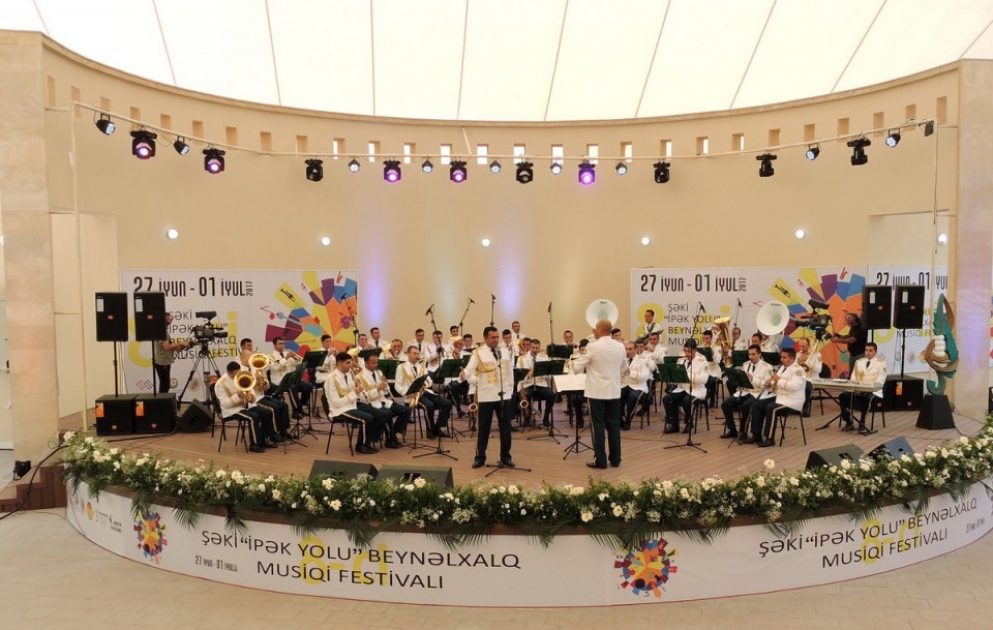 Hərbi orkestr Şəki festivalının səhnəsində