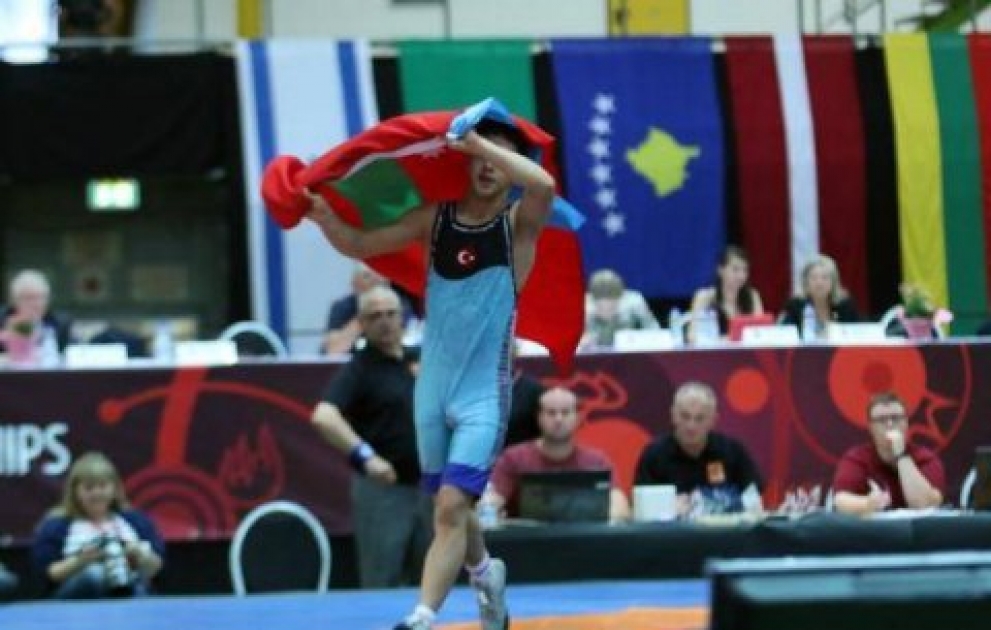 Turkish Greco-Roman wrestler waves Azerbaijani flag after defeating Armenian rival