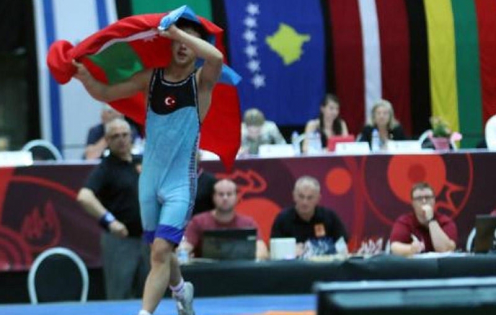 Un lutteur turc brandit le drapeau azerbaïdjanais après avoir battu son adversaire arménien