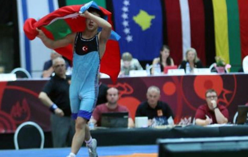 Türkischer Ringer feiert seinen Sieg über armenischen Athleten mit aserbaidschanischer Fahne