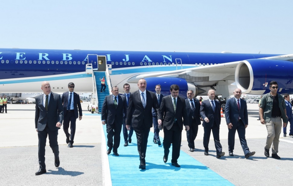 Staatspräsident Ilham Aliyev zu Besuch in der Türkei eingetroffen