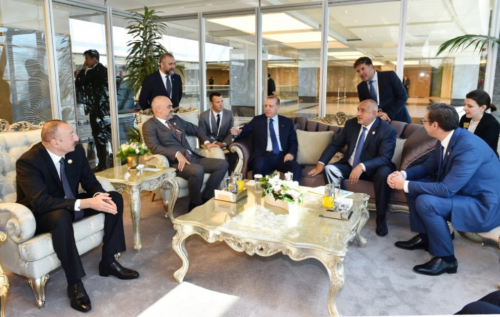 Un court entretien entre le président Ilham Aliyev, le président Recep Tayyip Erdogan et les chefs d’Etat et de gouvernement participant au Congrès mondial du pétrole