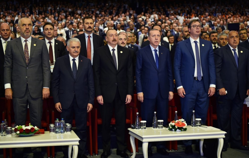 Staatspräsident Ilham Aliyev nimmt am 22. Weltölkongress teil