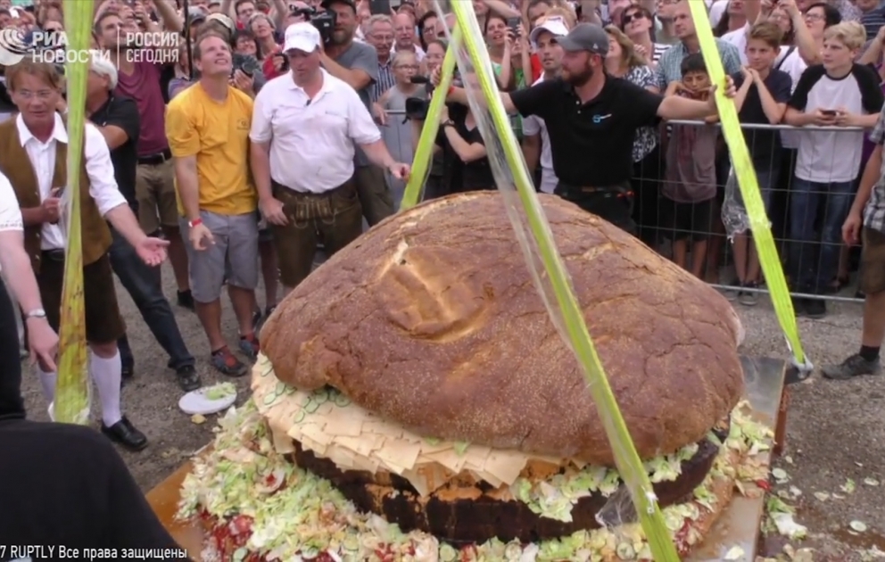 Dünyanın ən böyük hamburgeri hazırlandı - Almaniyada