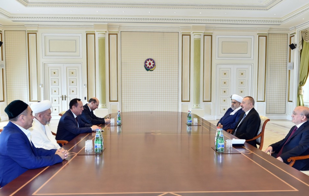 Präsident Ilham Aliyev empfängt usbekische Delegation
