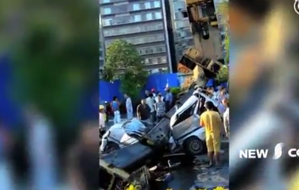 Çində kran maşının üstünə düşüb, 7 nəfər ölüb