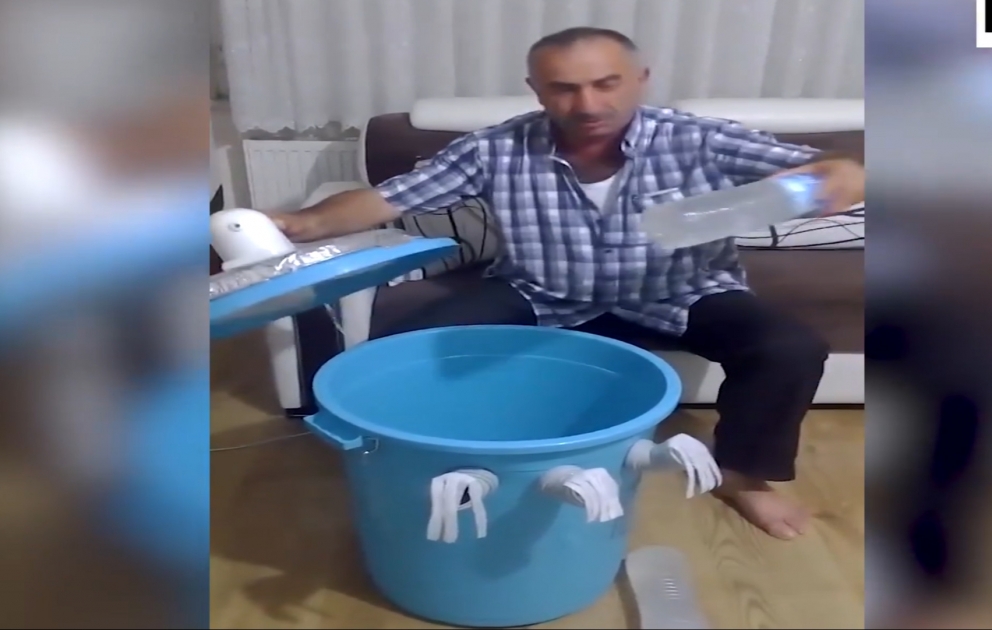 Plastmass qab və sərinkeşdən kondisioner düzəltdi