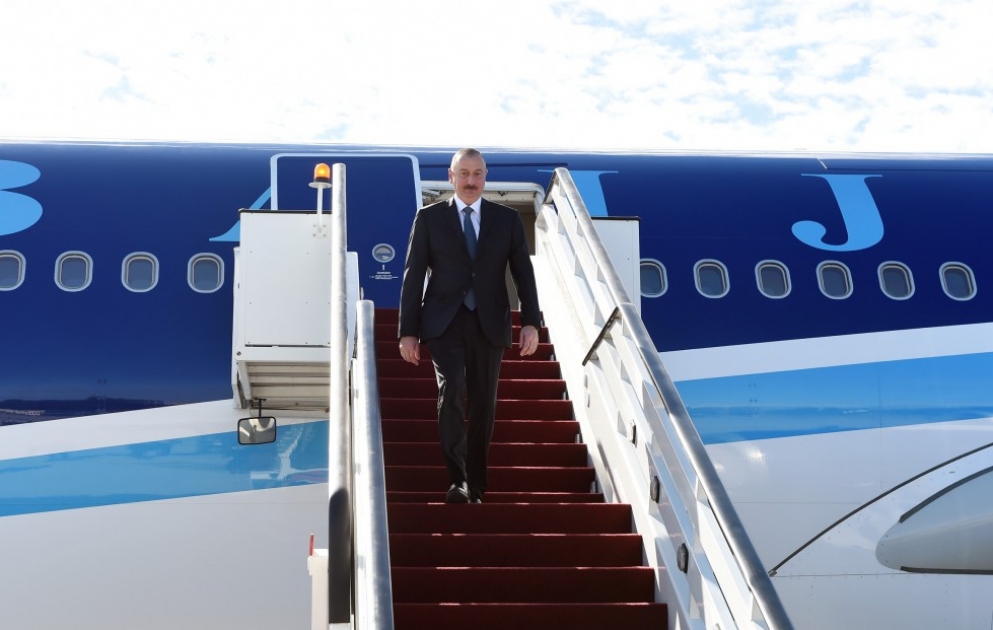 Staatspräsident Ilham Aliyev zu Staatsbesuch in Lettland eingetroffen