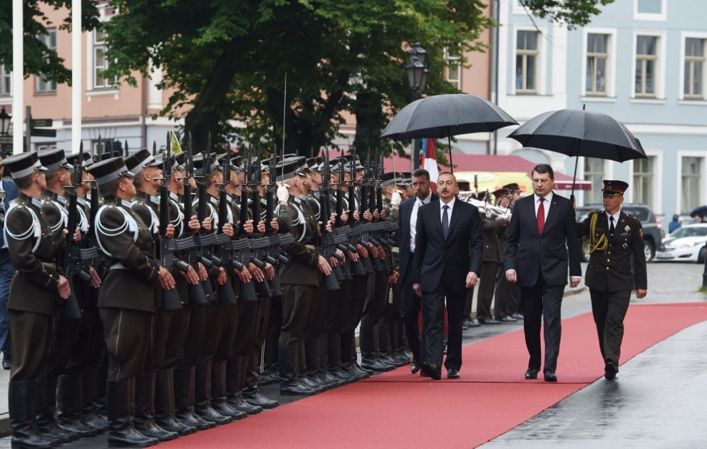 Riga: cérémonie d’accueil officiel du président azerbaïdjanais Ilham Aliyev