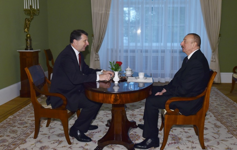 Vieraugengespräch zwischen Staatspräsident Ilham Aliyev und Lettlands Präsident Raimonds Vējonis