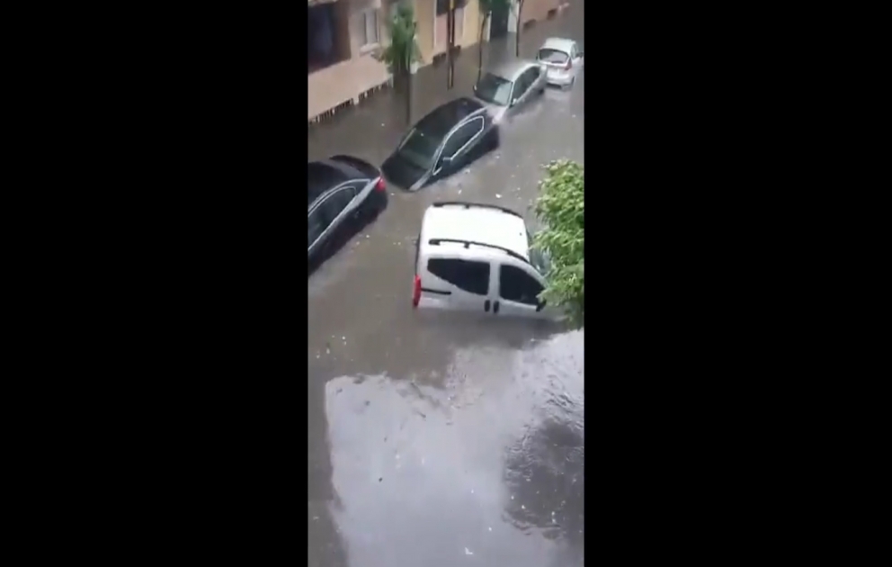 В Стамбуле затопило метро и улицы