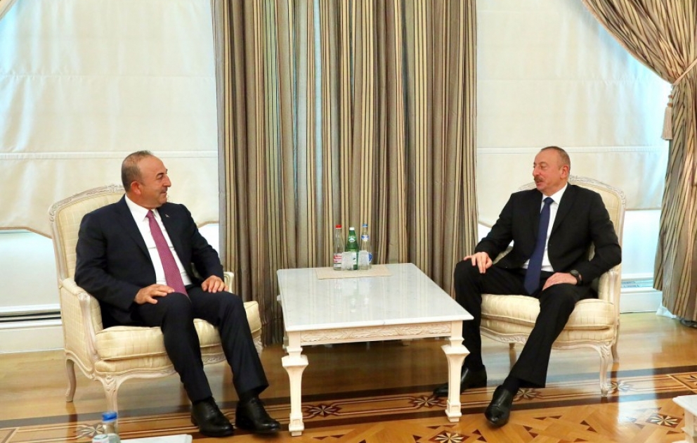 Staatspräsident Ilham Aliyev empfängt türkischen Außenminister