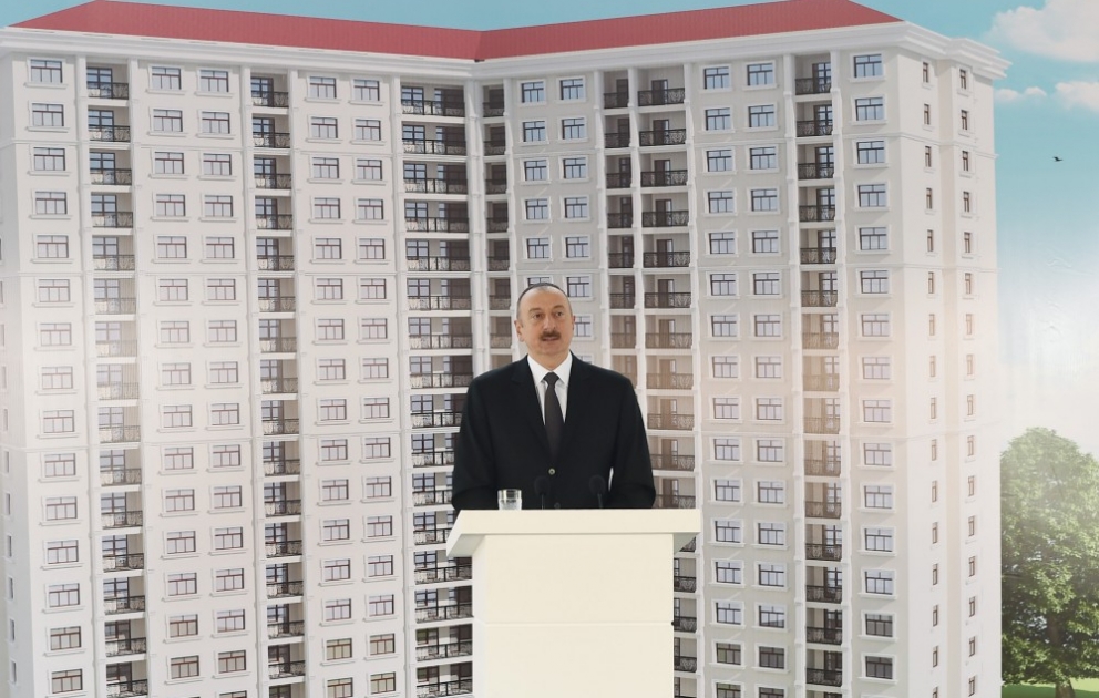 Le président Ilham Aliyev participe à la cérémonie de distribution des appartements aux journalistes