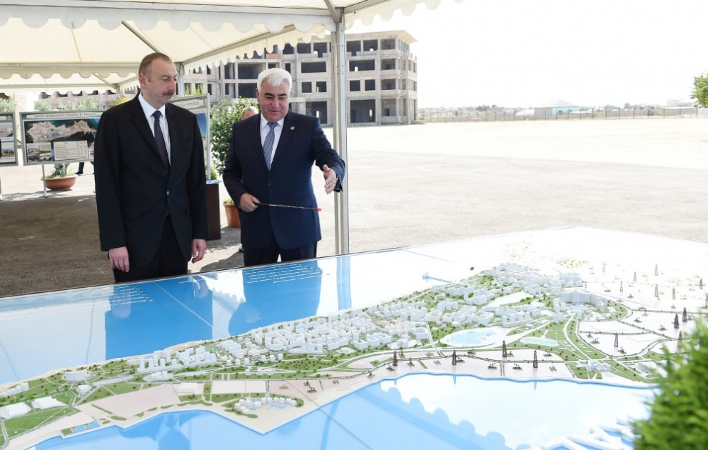 Le président Ilham Aliyev prend connaissance des projets  à réaliser dans le centre du bourg de Pirallahy