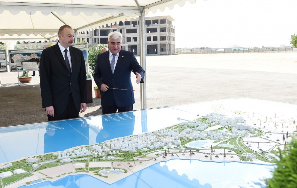 Staatspräsident Ilham Aliyev macht sich mit Projekten vertraut, die im zentralen Teil der Siedlung Pirallahi umgesetzt werden sollen